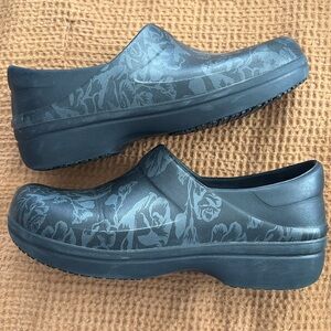 Women’s croc nursing shoes size 10